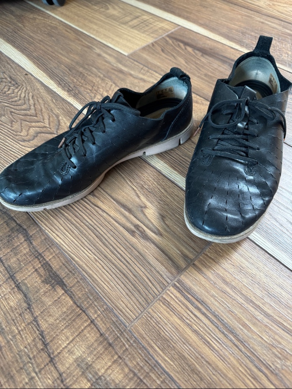 Clarks Women's Black Leather Woven Lace-Up Flats